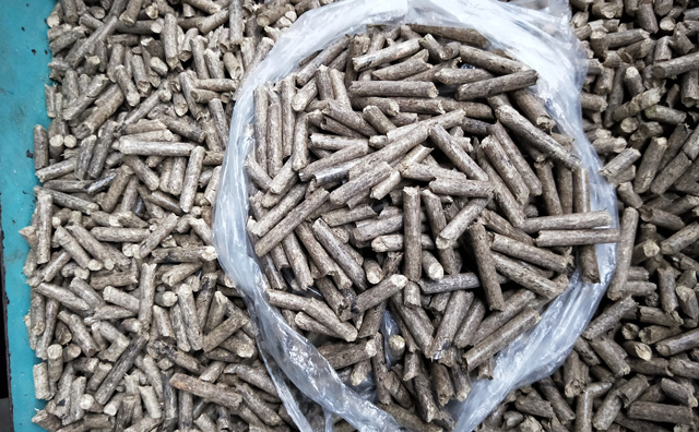 秸稈燃料顆粒機(jī)顆?；?/></p><p>據(jù)了解，通過(guò)水稻秸稈機(jī)械化滅茬深翻還田、玉米秸稈機(jī)械化撿拾打捆，深入推進(jìn)秸稈飼料化、肥料化、能源化、原料化利用，消除我區(qū)水稻、玉米秸稈“站崗”浪費(fèi)和因焚燒秸稈而造成的空氣污染現(xiàn)象，從而形成布局合理、多元利用的秸稈綜合利用產(chǎn)業(yè)化格局，建立可持續(xù)的農(nóng)用物秸稈綜合利用長(zhǎng)效機(jī)制，全面實(shí)現(xiàn)玉米、水稻等農(nóng)作物秸稈資源化利用，促進(jìn)資源節(jié)約、環(huán)境保護(hù)、農(nóng)民增收和農(nóng)業(yè)可持續(xù)發(fā)展。</p><p><br/></p><div   id=